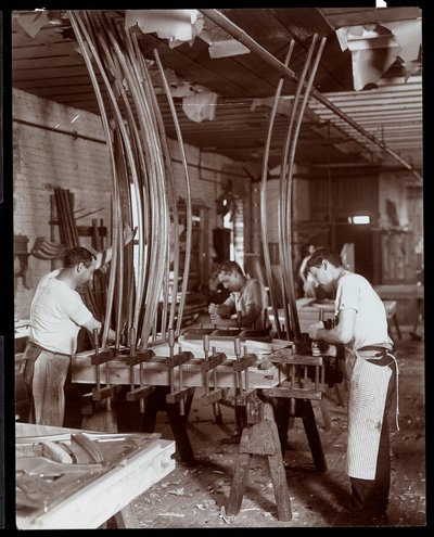 Mannen aan het werk in een pianofabriek, 1907 (zilveren gelatin afdruk) door Byron Company